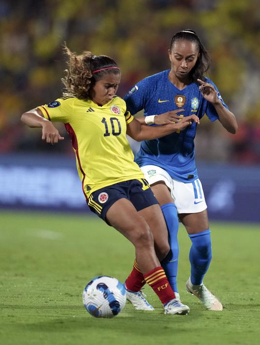 Pemain Brasil Adriana (kanan) dan berebut bola dengan pemain Kolombia Leicy Santos pada pertandingan final sepak bola Copa America putri di Bucaramanga, Kolombia, 30 Juli 2022. Brasil menang 1-0. (AP Photo/Dolores Ochoa)