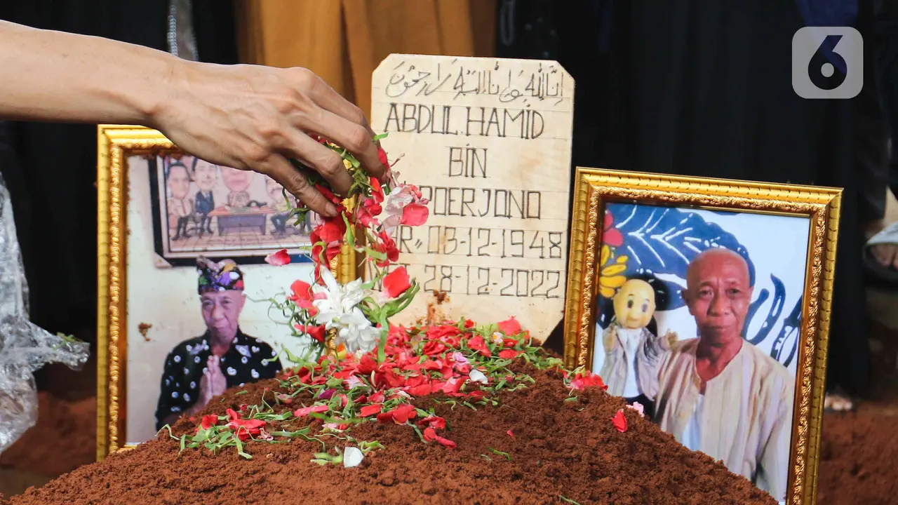 Suasana Haru Pemakaman Pak Ogah di TPU Jatisari Bekasi