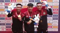 Atlet Indonesia mempersembahkan medali emas pada cabang olahraga Kun Bukator di SEA Games 2023. (Bola.com/Gregah Nurikshani)
