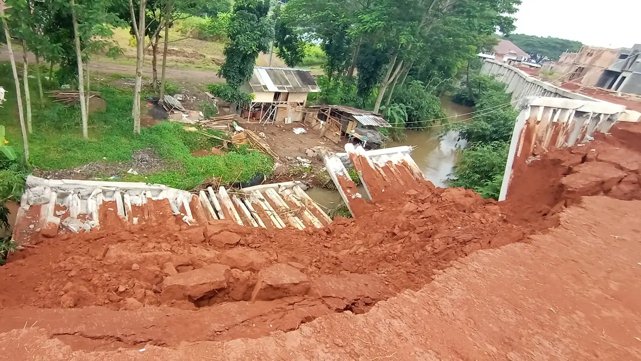 turap beton yang runtuh akibat pondasi pada tanah tidak kuat, sehingga tak mampu menahan debit air kali yang deras saat hujan terjadi Sabtu (24/10/2020) di Kota Depok.