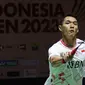 Pebulu tangkis tunggal putra Indonesia, Jonatan Christie berusaha mengembalikan shuttlecock dari serangan Anthony Ginting dalam pertandingan perempat final Indonesia Open 2023 di Istora Senayan, Jakarta, Rabu (14/6/2023). (Bola.com/Bagaskara Lazuardi)