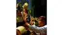 Kreativitasnya memadukan cerita pewayangan dengan kondisi realita yang sedang terjadi membuat wayang golek menjadi tontonan yang tidak membosankan (ANTARA FOTO/Asip/Agus Bebeng)