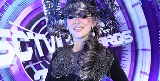 Ada-ada saja ulah Syahrini. Dalam ajang penghargaan SCTV Music Awards 2016, ia mengenakan mahkota di atas kepalanya seberat 10 kilogram. (Nurwahyunan/Bintang.com)