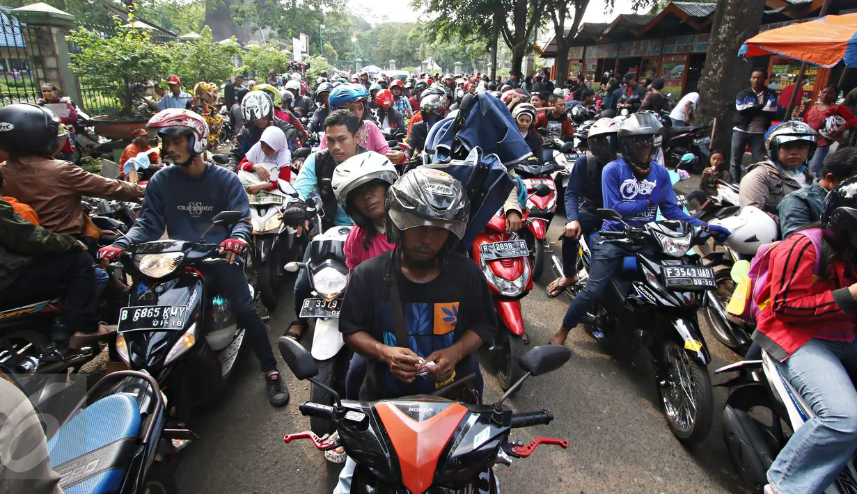 Tampak kendaraan bermotor terjebak kemacetan di akses jalan menuju pintu masuk Kebun Binatang Ragunan, Jakarta, Jumat (1/1). Hal ini terjadi antusiasme warga yang ingin mengisi hari libur Tahun Baru di kawasan Ragunan. (Liputan6.com/Immanuel Antonius)