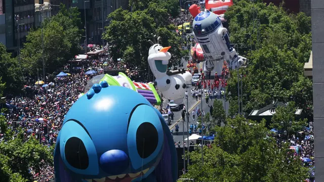 Unik, Balon Karakter Film Animasi Berparade Sambut Perayaan Natal di Santiago Chile