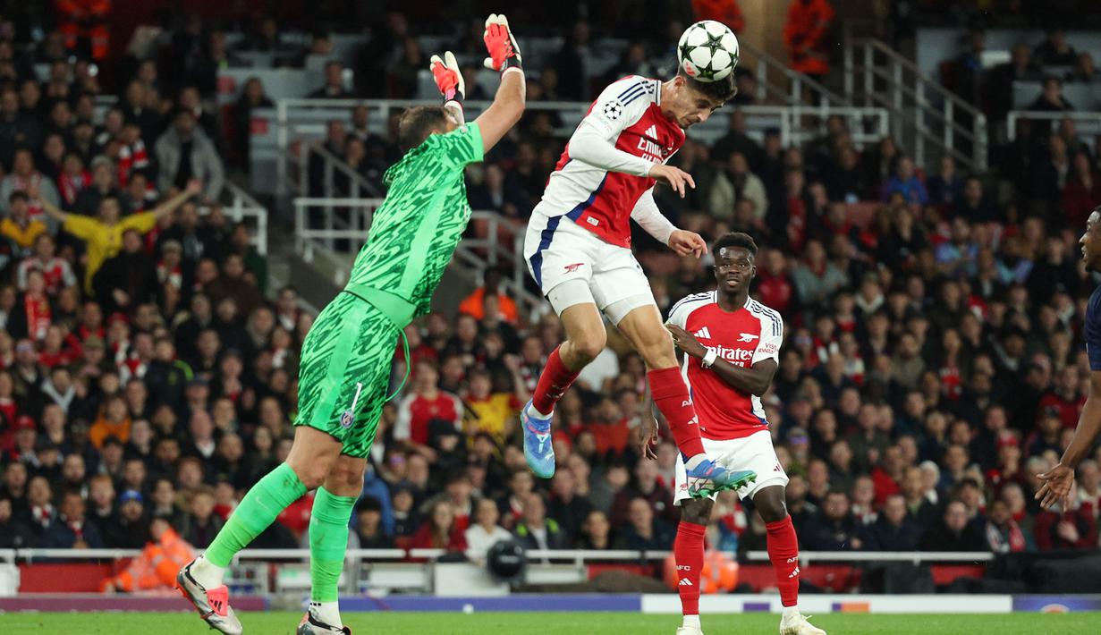 Pemain Arsenal, Kai Havertz, mencetak gol ke gawang Paris Saint-Germain (PSG) pada laga Liga Champions 2024/2025 di Emirates Stadium, Rabu (2/10/2024). (AFP/Adrian Dennis)