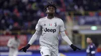 Striker Juventus, Moise Kean, merayakan gol yang dicetaknya ke gawang Bologna pada laga Copa Italia di Stadion Renato Dall'Ara, Bologna, Sabtu (12/1). Bologna kalah 0-2 dari Juventus. (AP/Luca Bruno)
