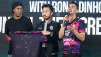 Ronaldinho (kiri) bersama Rudy Salim (tengah) dan Raffi Ahmad (kanan) berfoto bersama dengan Jersey Rans Nusantara FC yang ditandatangani saat Grand Launching Jersey Rans Nusantara FC bersama Ronaldinho di Menara Mandiri Level 9, Sudirman, Jakarta, Jumat (24/06/2022). (Bola.com/Bagaskara Lazuardi)