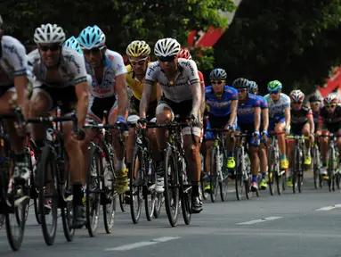 Sejumlah pebalap menempuh etape keempat Internasional Tour De Banyuwangi Ijen, (19/10/2014).  (Liputan6.com/Helmi Fithriansyah)