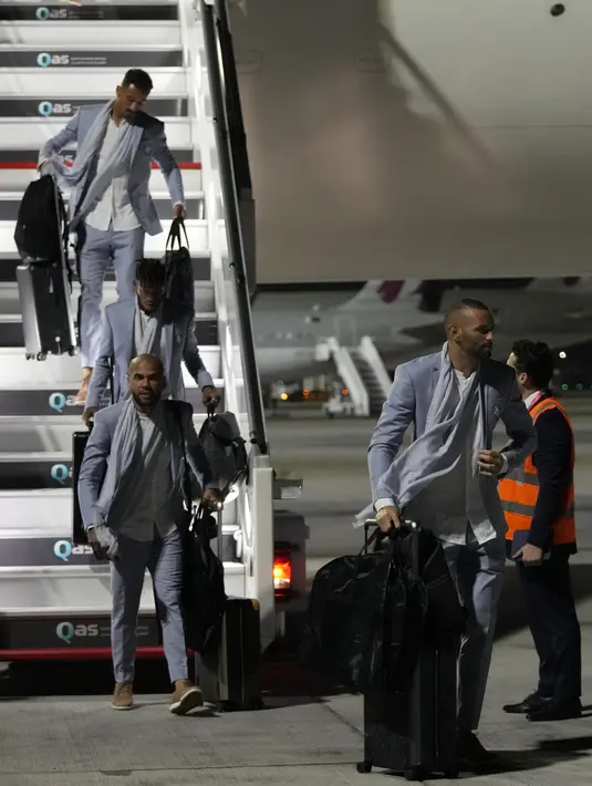 Anggota tim nasional (timnas) Brasil tiba menjelang Piala Dunia mendatang di bandara Internasional Hamad di Doha, Qatar, Minggu (20/11/2022). Brasil yang telah mendapatkan label favorit juara turnamen di Qatar, akan berusaha untuk memenangkan trofi untuk keenam kalinya. (AP Photo/Hassan Ammar)