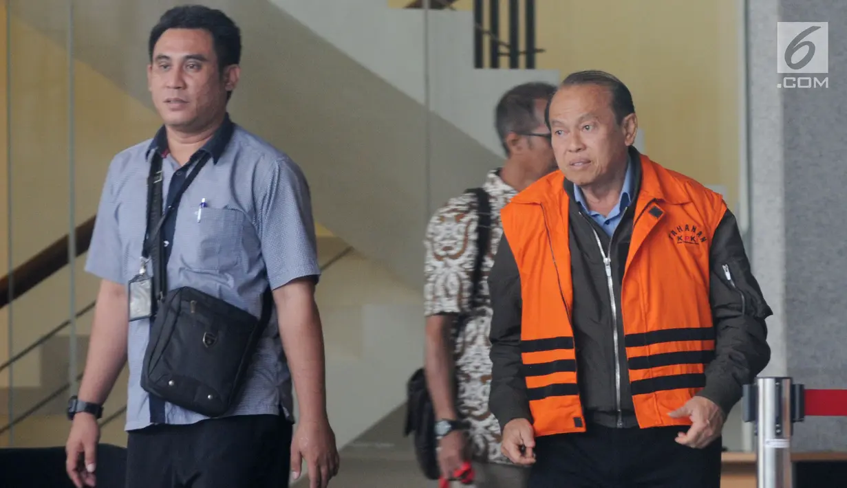 Tersangka kontraktor Susilo Prabowo usai menandatangani berkas P21 di Gedung KPK, Jakarta, Jumat (3/8). Susilo segera disidangkan terkait dugaan suap pada Wali Kota Blitar M Samanhudi Anwar dan Bupati Tulungagung Syahri Mulyo. (Merdeka.com/Dwi Narwoko)