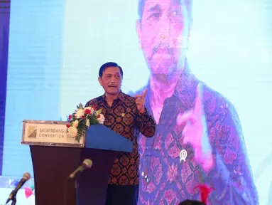 Menko bidang Kemaritiman Luhut Binsar Panjaitan memberikan sambutan pada Festival Prestasi Indonesia di Jakarta Convention Center, Senin (21/8). Luhut menggantikan Presiden Jokowi yang batal hadir untuk membuka gelaran tersebut. (Liputan6.com/Johan Tallo)