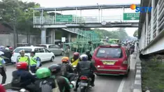 Kondisi ini terjadi setelah crane terjatuh akibat tingginya muatan melebihi tinggi JPO saat melintas dari arah Cengkareng menuju Grogol.