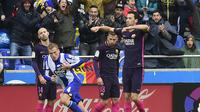 Pemain Barcelona tertunduk lesu usai Alex Bergantinos cetak gol untuk Deportivo La Coruna (MIGUEL RIOPA / AFP)