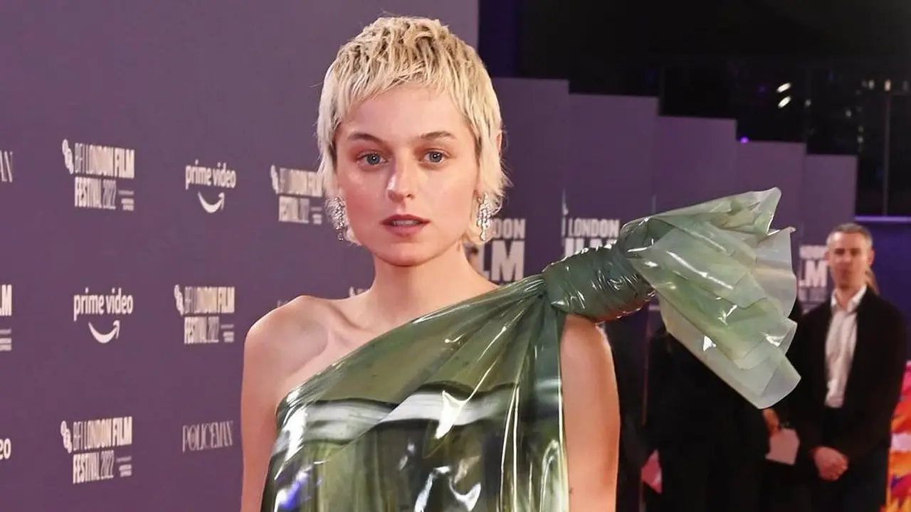 Gaya Nyeleneh Emma Corrin Pakai Gaun Kantong Plastik Berisi Ikan Mas Koki di London Film Festival