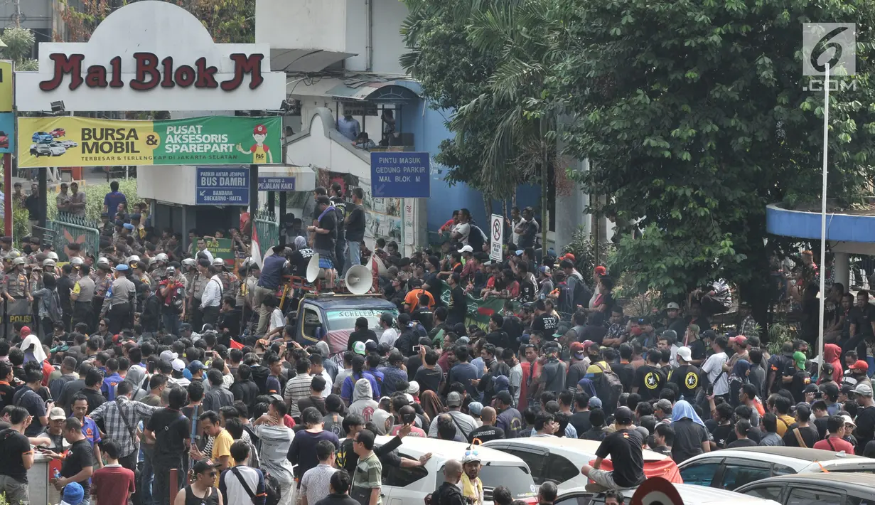 Massa sopir GoCar menggelar aksi di Kantor Gojek, Pasar Raya Blok M, Jakarta, Senin (5/8/2019). Aksi yang diikuti ribuan sopir GoCar dari wilayah di Indonesia menuntut aplikator mengembalikan insentif, memperjelas status kemitraan, dan open suspend secara nasional. (merdeka.com/Iqbal S. Nugroho)
