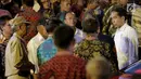 Presiden Jokowi beserta jajarannya saat mengunjungi lokasi pengungsian di Gor Sweca Pura, Klungkung, Bali, Salasa (26/9). Dalam kunjungannya Jokowi memberikan bantuan sebesar 7,1 Miliar. (Liputan6.com/Gempur M Surya)