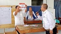 Kelompok Penyelenggara Pemungutan Suara (KPPS) TPS 02, Guwosari, Pajangan, Bantul melakukan perhitungan suara Pilkada Serentak 2024, Rabu (27/11/2024). (Kukuh Setyono)