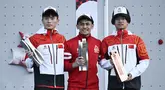 Atlet panjat tebing Indonesia, Veddriq Leonardo (tengah) menjadi juara dalam ajang Kualifikasi Olimpiade 2024 panjat tebing nomor speed di Shanghai, China, Sabtu (18/05/2024) waktu setempat. (AFP/Wang Zhao)