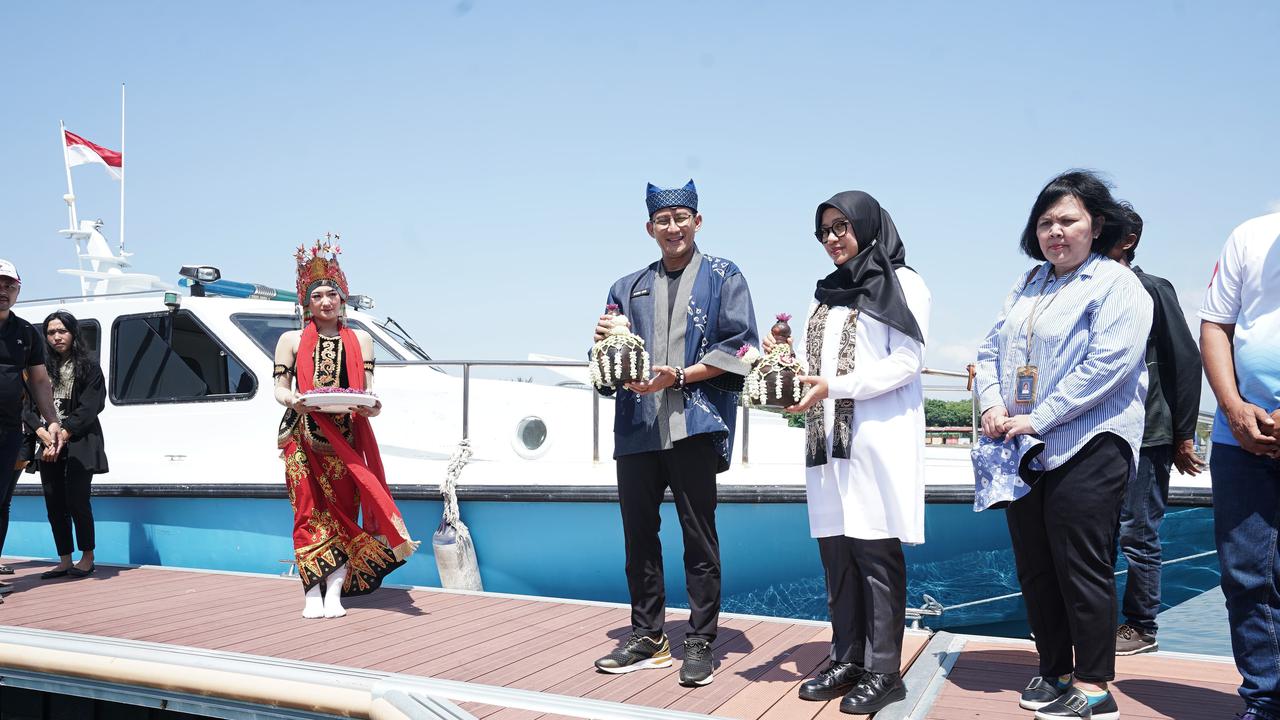 Menparekraf Sandiaga Uno (baju biru) luncurkan kapal cepat layani rute Pantai Boom Banyuwangi- Pantai Lovina Bali (Istimewa)
