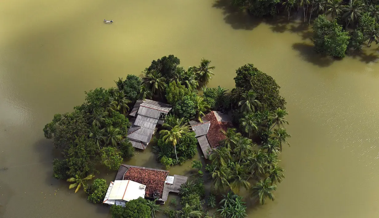 Foto udara yang diambil oleh AU Sri Lanka pada 28 Mei 2017 menunjukkan sejumlah rumah terendam banjir. Militer dan tim penyelamat Sri Lanka telah menggunakan kapal dan helikopter karena akses sulit ke beberapa daerah. (Sri Lanka Air Force via AP)