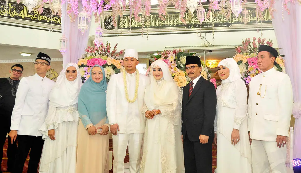 Suasana pernikahan Nuri Maulida dan Pandu Kesuma Dewangsa yang disaksikan Mantan Menpora, Adhyaksa Dault (ketiga dari kanan), Jakarta, Minggu (9/11/2014). (Liputan6.com/Panji Diksana)