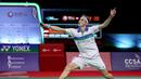Pebulutangkis Denmark, Viktor Axelsen, saat melawan wakil Indonesia, Anthony Ginting, pada laga Thailand Open di Impact Arena, Sabtu (16/1/2021). Ginting takluk dengan skor 19-21, 21-13, dan 21-12. (AFP/BADMINTON ASSOCIATION OF THAILAND)
