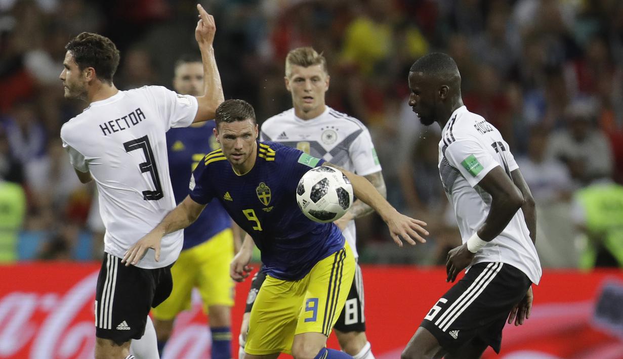 Striker Swedia, berusaha melewati kepungan pemain Jerman pada laga grup F Piala Dunia di Stadion Fisht, Sochi, Sabtu (23/6/2018). Jerman menang 2-1 atas Swedia. (AP/Michael Probst)