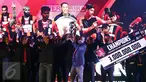Kapten tim Persipura, Boaz Salossa mengangkat piala tim terbaik ISC 2016 saat malam penghargaan di Hotel Aryaduta Bandung, Minggu (8/1). Persipura tampil sebagai tim terbaik sekaligus juara ISC 2016. (Liputan6.com/Helmi Fithriansyah)
