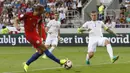 Striker Inggris, Harry Kane, berusaha membobol gawang Slovakia. Selama 90 menit kedua tim gagal mencetak gol. (Reuters/Carl Recine)