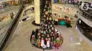 Dekorasi Pohon Natal terlihat di Senayan City, Jakarta, Senin (21/12/2020). Senayan City menghadirkan Classic Christmas tree setinggi 18 meter yang dipenuhi dengan hiasan ornamen khas Natal manusia salju serta candy cane. (Liputan6.com/Herman Zakharia)