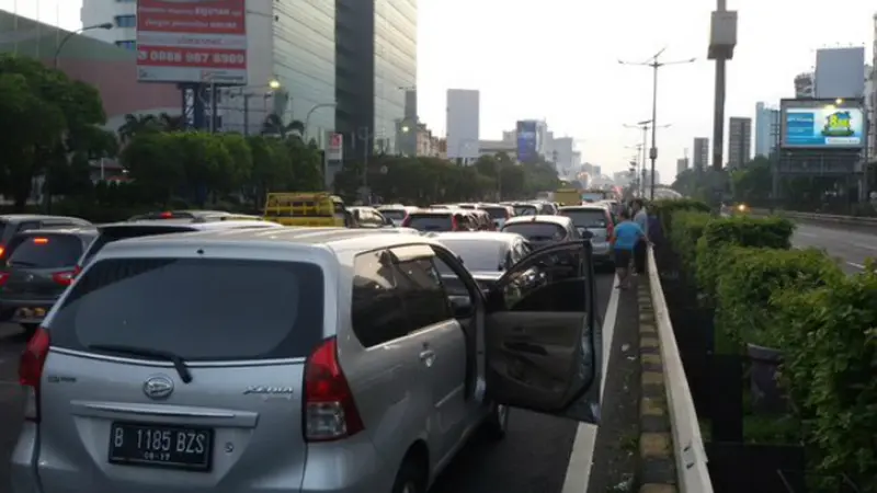 Tol Dalam Kota Menuju Cawang Macet, Pengendara Keluar Mobil