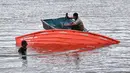 Tim pencari dan penyelamat menemukan sekoci saat mencari korban hilang tenggelamnya korban Kapal Motor Penumpang (KMP) Tunu Pratama Jaya di perairan Selat Bali dekat Jembrana pada Jumat 4 Juli 2025. (SONNY TUMBELAKA/AFP)