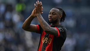 Penyerang Bournemouth asal Ghana #24, Antoine Semenyo, bertepuk tangan kepada para penggemar di lapangan setelah pertandingan Liga Primer Inggris antara Tottenham Hotspur dan Bournemouth di Stadion Tottenham Hotspur di London, pada 9 Maret 2025. Pertandingan berakhir dengan skor 2-2. (Ben STANSALL/AFP)