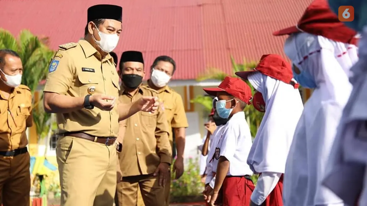 Bupati Bone Bolango, Hamim Pou saat meninjau aktivitas belajar mengajar perdana. Foto.ist (Arfandi Ibrahim/Liputan6.com)