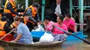 Perdana Menteri Thailand Prayuth Chan-ocha memberikan bantuan pada warga yang terjebak banjir di Distrik Sena, Ayutthaya, Thailand (5/10). Thailand mengatakan sekitar 96.000 hektare terendam dan banyak akses terputus.( Reuters/Chaiwat Subprasom)
