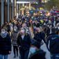 Orang-orang berjalan melewati zona pejalan kaki utama di Frankfurt, Jerman, Senin (14/12/2020).  Mengurangi sebaran virus corona COVID-19, Jerman akan kembali menutup wilayahnya atau lockdown mulai 16 Desember 2020 mendatang.  (AP Photo/Michael Probst)