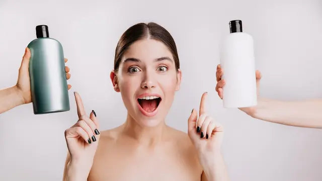 Ilustrasi memilih produk perawatan rambut/freepik.com/lookstudio