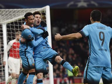 Pemain Barcelona, Lionel Messi, merayakan gol yang dicetaknya ke gawang Arsenal bersama Neymar dan Luis Suarez dalam leg pertama babak 16 besar Liga Champions di Stadion Emirates, London, (23/2/2016). (Reuters/Toby Melville)