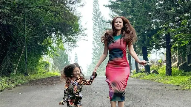 Potret Aura Kasih yang kenakan sandal jepit saat bersama Arabella  (Sumber: Instagram/@aurakasih)