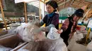 Pekerja memilah sampah plastik di sebuah pusat limbah di Kamikatsu, Prefektur Tokushima, 14 Maret 2019. Sehari-harinya penduduk kota di barat daya Jepang ini dihadapkan dengan 45 kategori sampah, mulai dari kaleng alumunium, kaleng besi, botol kaca, sampai kertas brosur. (Kazuhiro NOGI/AFP)
