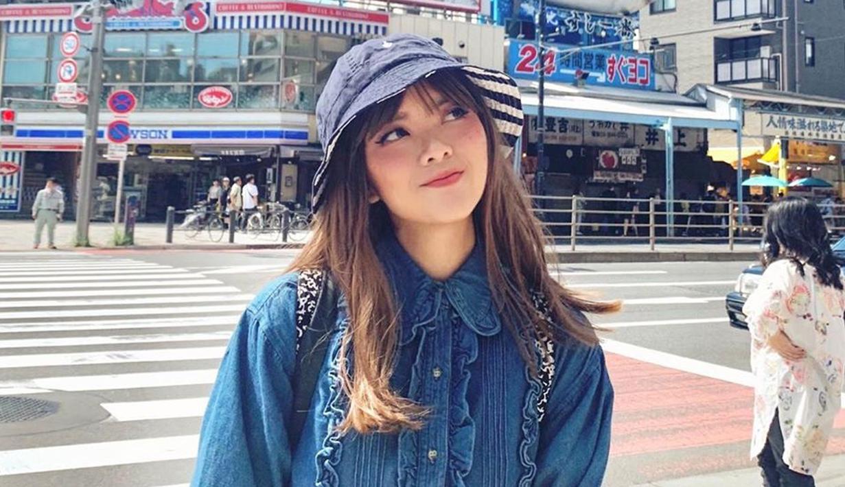 Sonia kerap kali berpenampilan dengan outfit yang unik dan nyentrik, namun tetap terlihat keren. (Liputan6.com/IG/soniaeryka)