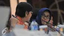 Anggota Pansel KPK, Enny Nurbaningsih (kanan) berbincang dengan Destry Damayanti seusai mewawancarai calon pimpinan KPK di Gedung Sekretariat Negara, Jakarta, Senin (24/8/20115). (Liputan6.com/Herman Zakharia)