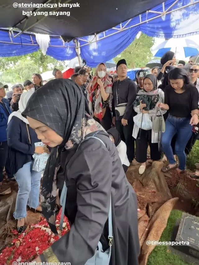7 Potret Artis Datangi Rumah Duka untuk Tahlilan Stevie Agnecya, Tetap Tabah