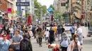Orang-orang terlihat di sebuah area wisata belanja (shopping street) di Wina, Austria  (9/5/2020). Austria secara bertahap melonggarkan kebijakan pembatasannya setelah hampir dua bulan memberlakukan karantina wilayah (lockdown) untuk mengatasi coronavirus. (Xinhua/Georges Schneider)