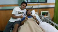 Bima Sakti menjenguk mantan kiper Timnas Primavera, Kurnia Sandy yang terbaring lemah di Rumah Sakit Umum Daerah Sidoarjo, Jawa Timur. (Bola.com/Zaidan Nazarul)
