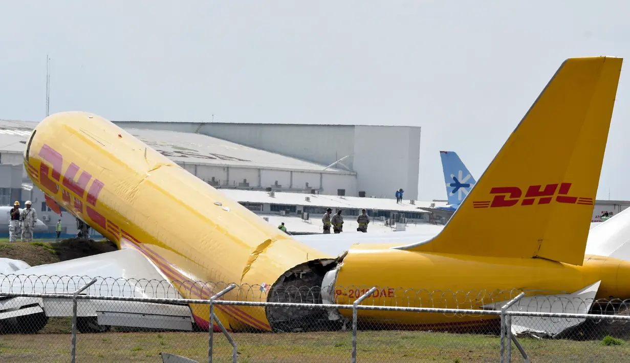Sebuah pesawat kargo DHL terlihat setelah mendarat darurat di bandara internasional Juan Santa Maria di Alajuela, Kosta Rika, 7 April 2022. Boeing 757 lepas landas dari Bandara Juan Santamaria, tetapi memutuskan untuk kembali setelah mendeteksi kegagalan dalam sistem hidrolik. (Ezequiel BECERRA/AFP)