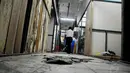Selain sepi, kios sementara Blok V Pasar Senen yang diberikan pengelola juga tidak dilengkapi pintu untuk menutup kios, Jakarta, Selasa (24/6/14). (Liputan6.com/Faizal Fanani) 