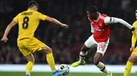 Gelandang Standard Liege, Gojko Cimirot, berebut bola dengan gelandang Arsenal, Ainsley Maitland-Niles, pada laga Liga Europa di Stadion Emirates, London, Kamis (3/10). Arsenal menang 4-0 atas Liege. (AFP/Glyn Kirk)