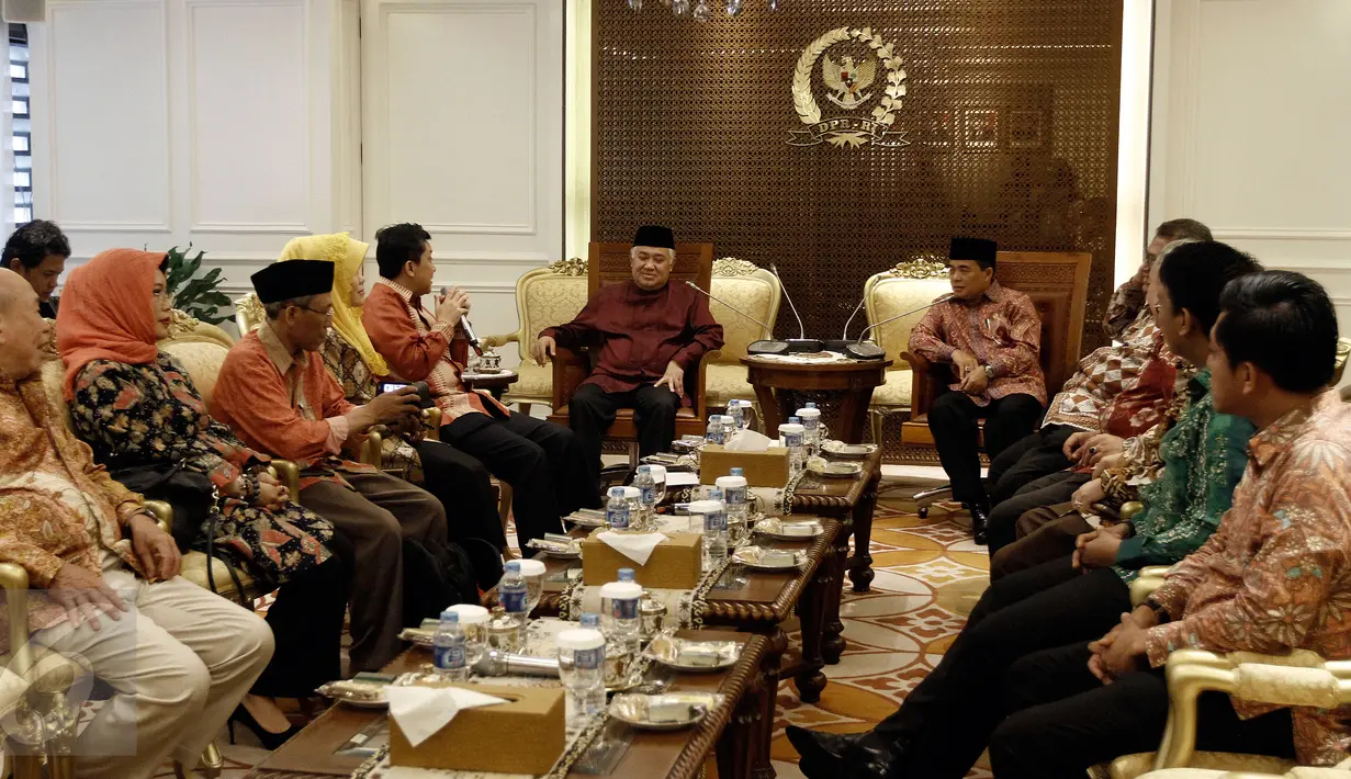 Ketua DPR Ade Komarudin saat berbincang dengan Ketua Organisasi Pergerakan Indonesia Maju (PIM) Din Syamsudin di Gedung Parlemen, Senayan, Jakarta, Jumat (20/5). Ketua DPR disambangi Organisasi PIM di Senayan. (Liputan6.com/JohanTallo)